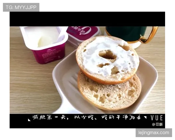 孙准浩训练完直接坐路边啃冷饭团，这自律程度看得我手里的奶茶不香了