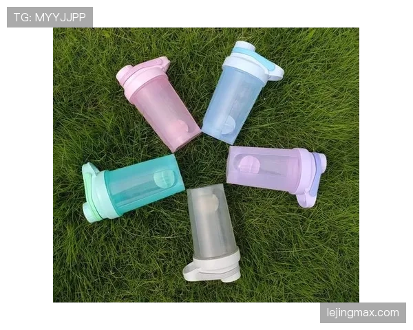 杨力维家的冰箱里塞满蛋白粉，连饮料都是按毫升算的